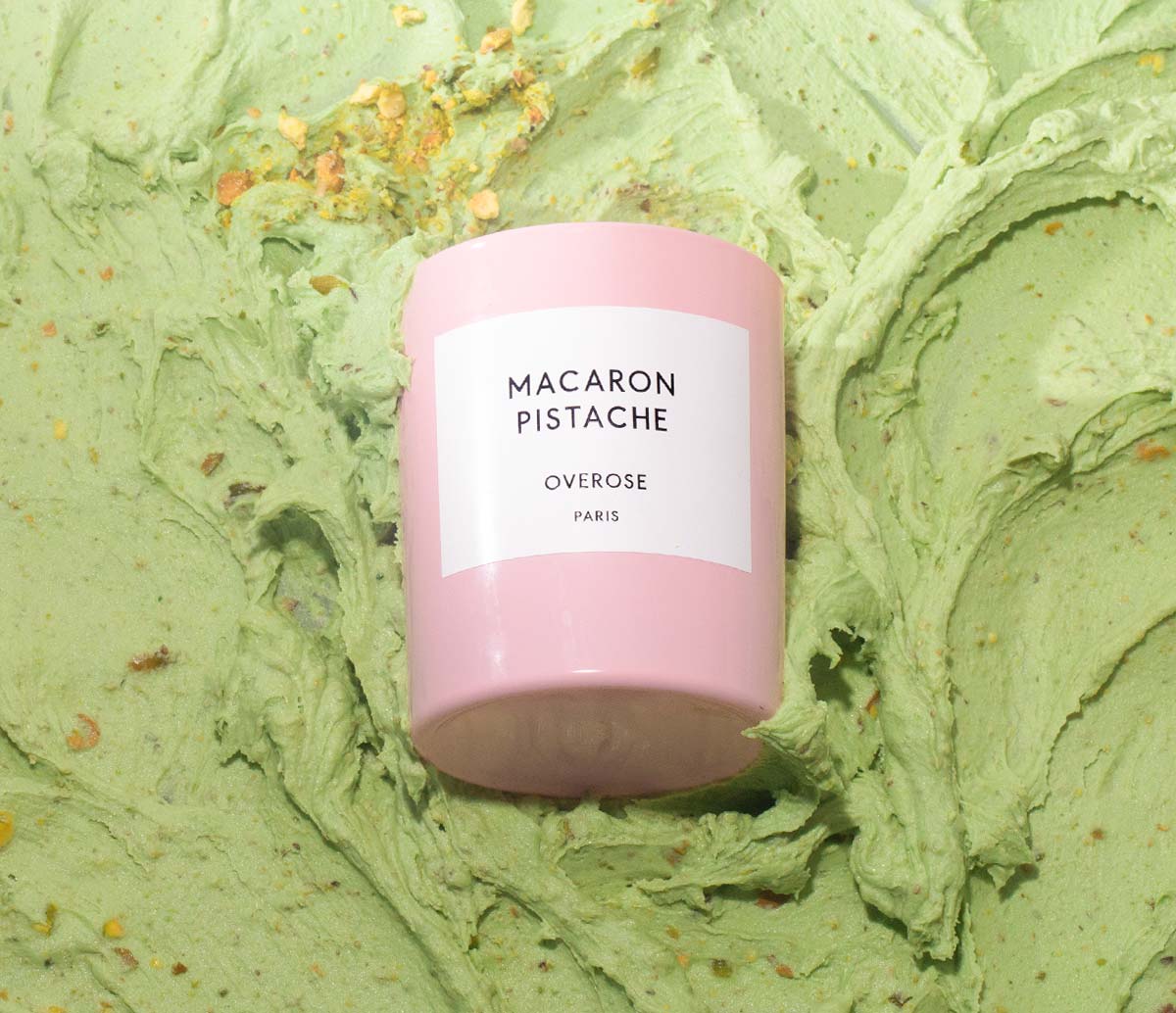 'macaron pistachio' candle surrounded by pistachio cream