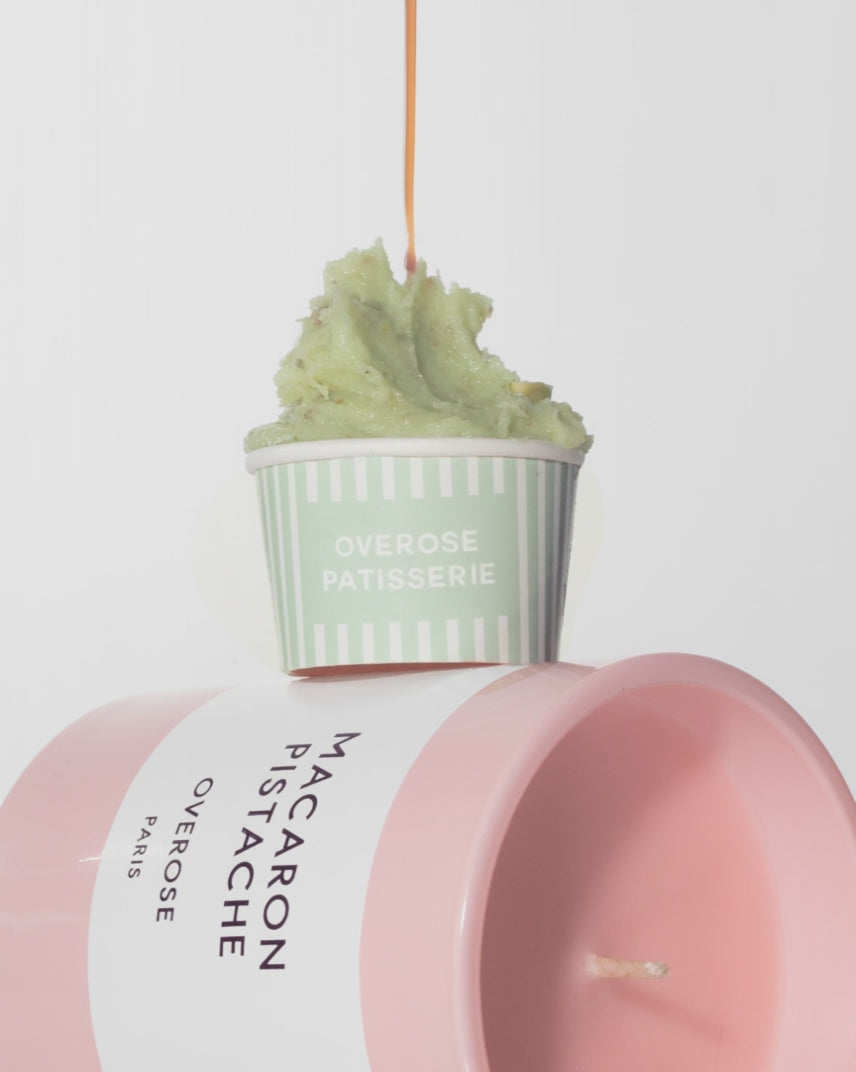caramel cream dipping onto a cup filled with pistachio ice cream on top of a 'Macaron Pistachio' candle